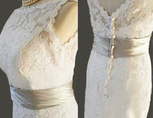 Load image into Gallery viewer, Mermaid/Trumpet Wedding Dresses Bateau Neck Sweep/Brush Train V Back Button Lace Glamorous 2021
