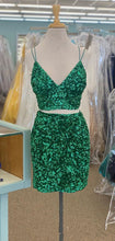 Load image into Gallery viewer, Emerald Green Homecoming Dress 2023 Short Two Piece Spaghetti Straps Sequin