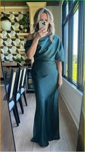 Load image into Gallery viewer, Green Crepe Satin Mother of the Bride Dress 2025 Half Sleeves