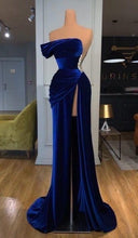 Load image into Gallery viewer, Blue Prom Dress 2023 Mermaid/Trumpet Strapless Velvet with Split Front Draping